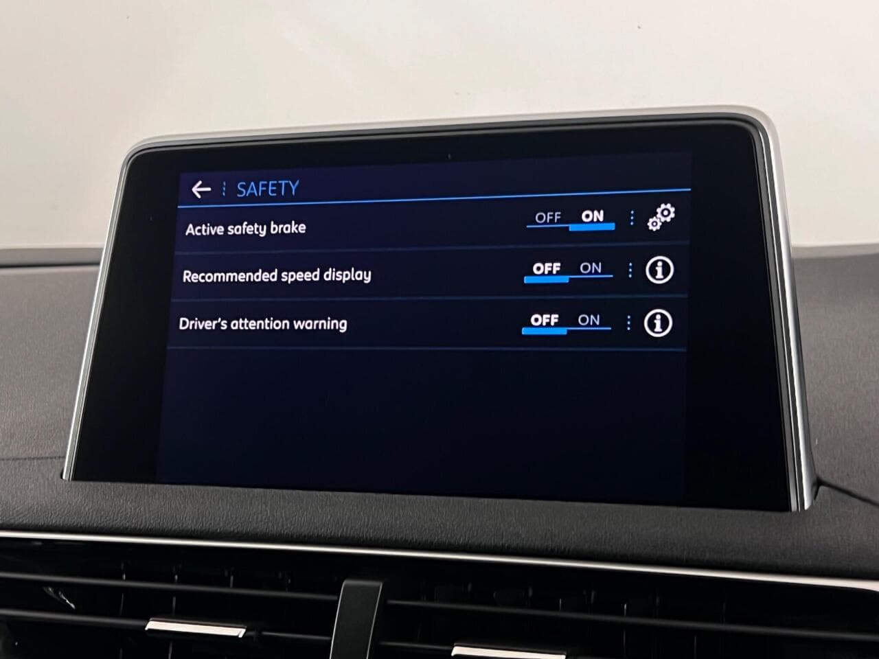 Peugeot 3008 thumbnail Infotainment System