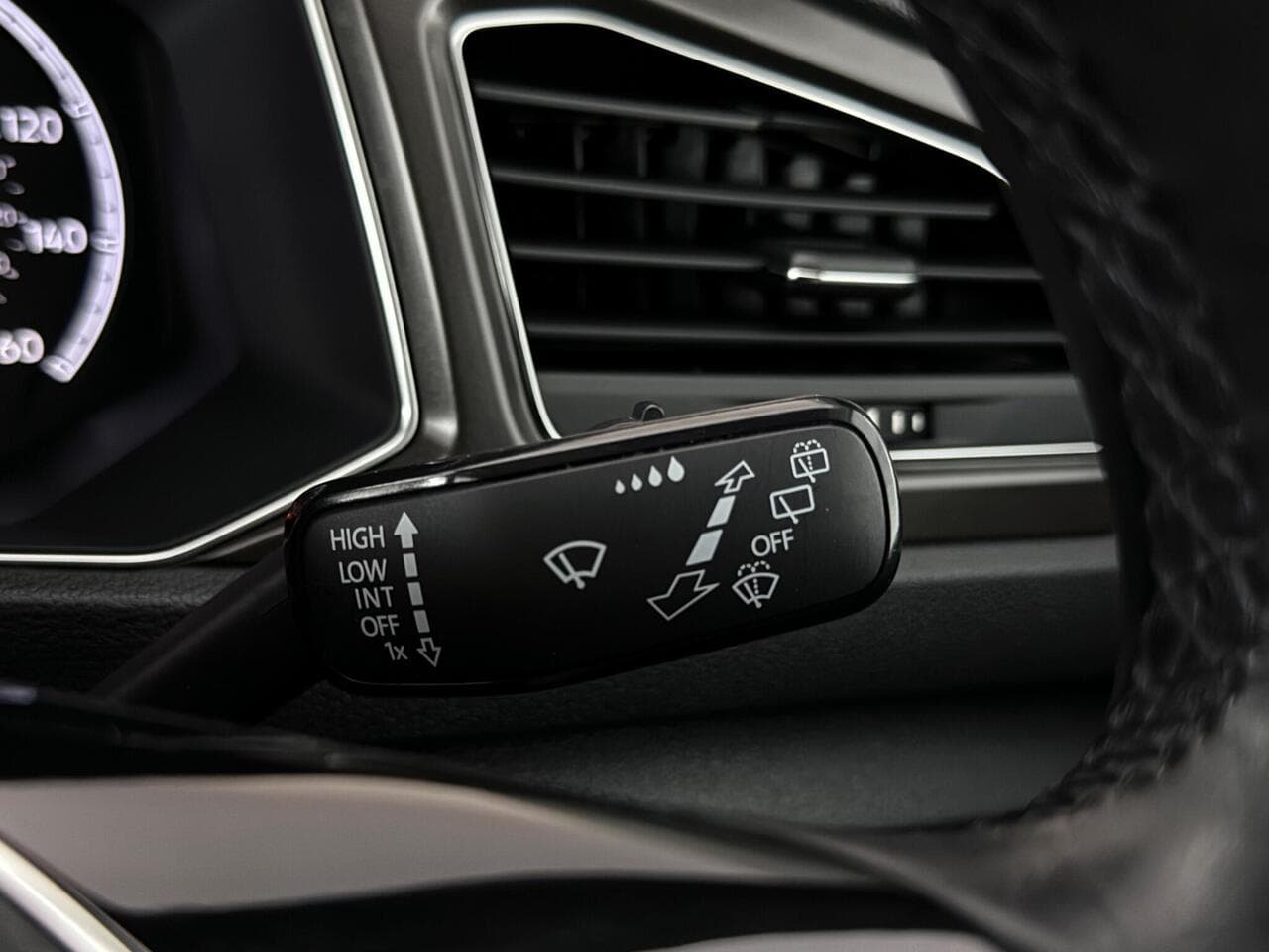 Volkswagen T-Roc thumbnail Misc Controls