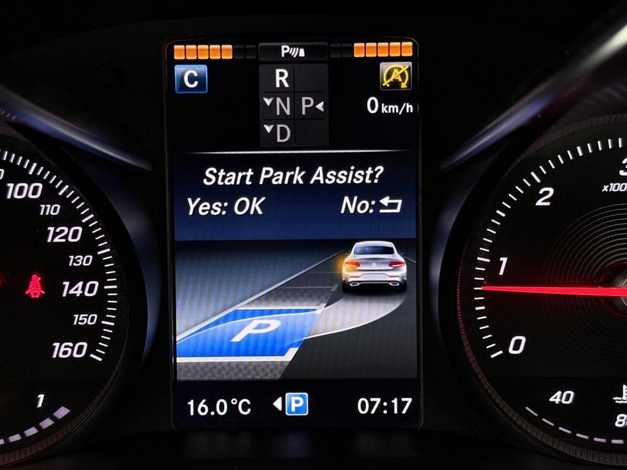 Mercedes-Benz C Class thumbnail Driver Instruments