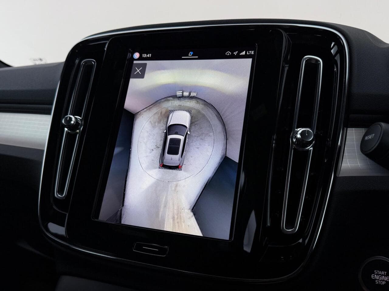 Volvo XC40 thumbnail Infotainment System