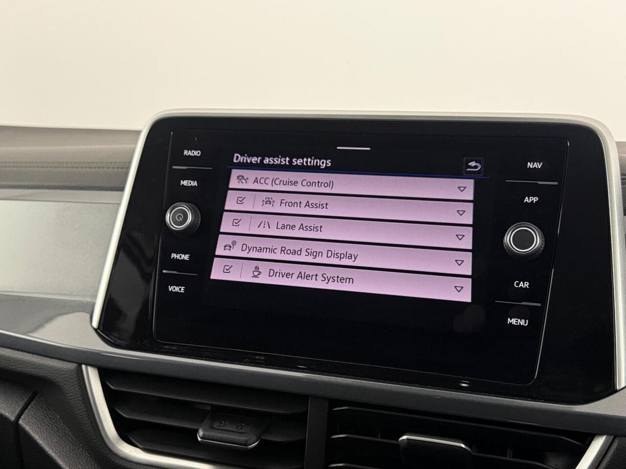 Volkswagen T-Roc thumbnail Infotainment System