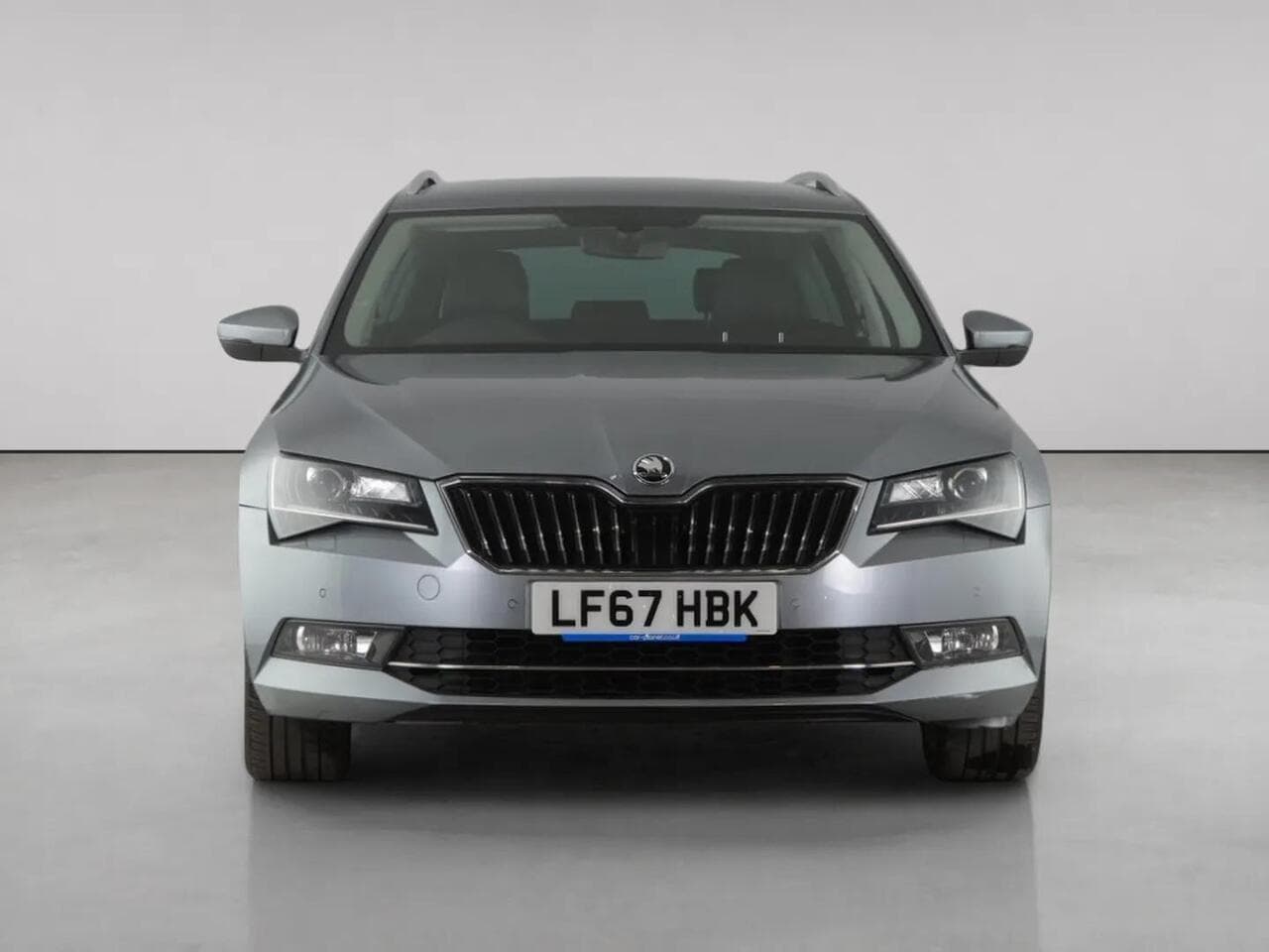 Skoda Superb thumbnail Front