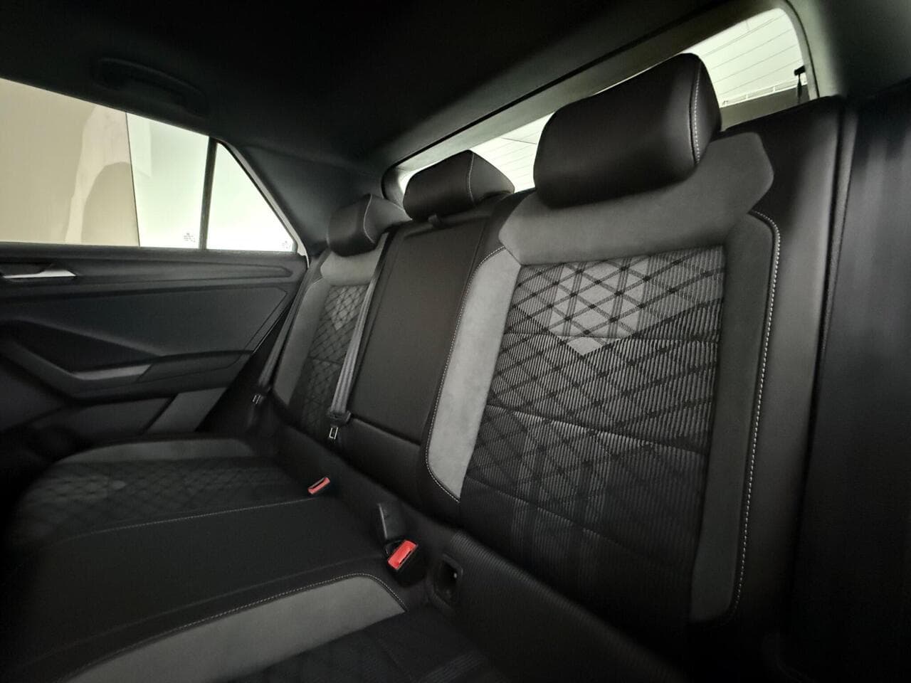 Volkswagen T-Roc thumbnail Seats Rear