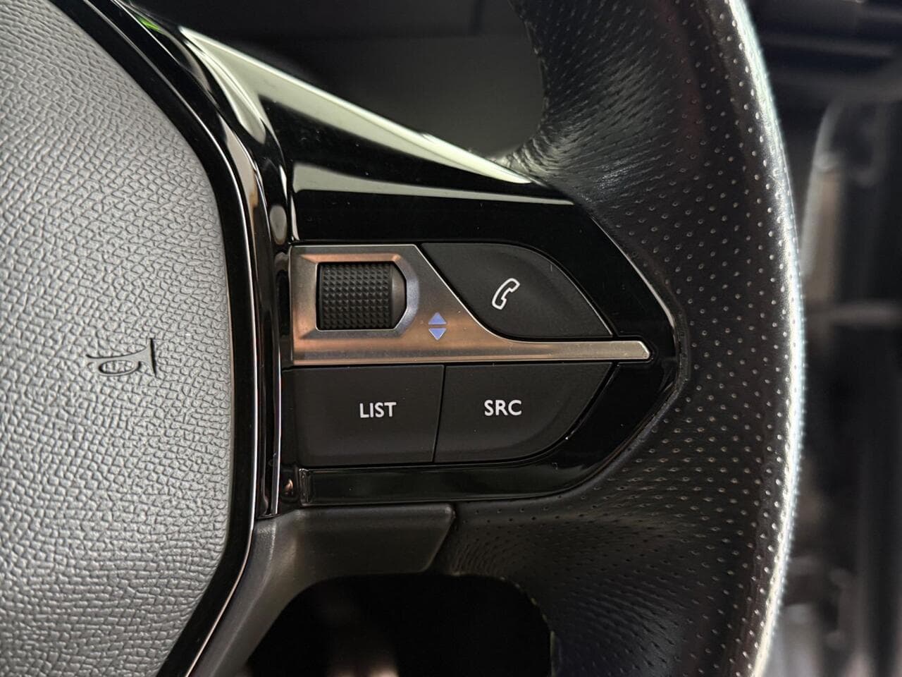 Peugeot 208 thumbnail Misc Controls