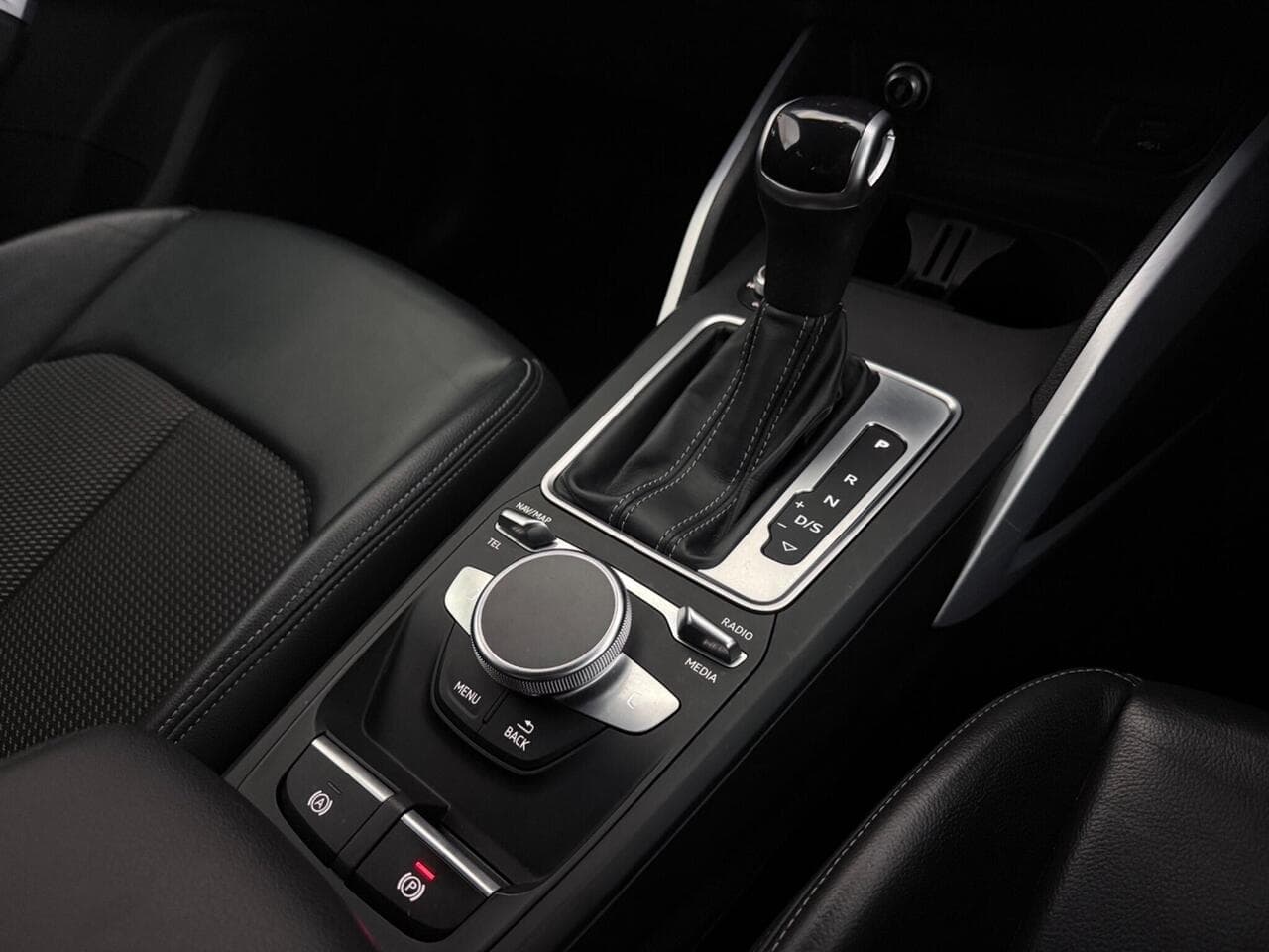 Audi Q2 thumbnail Interior Front