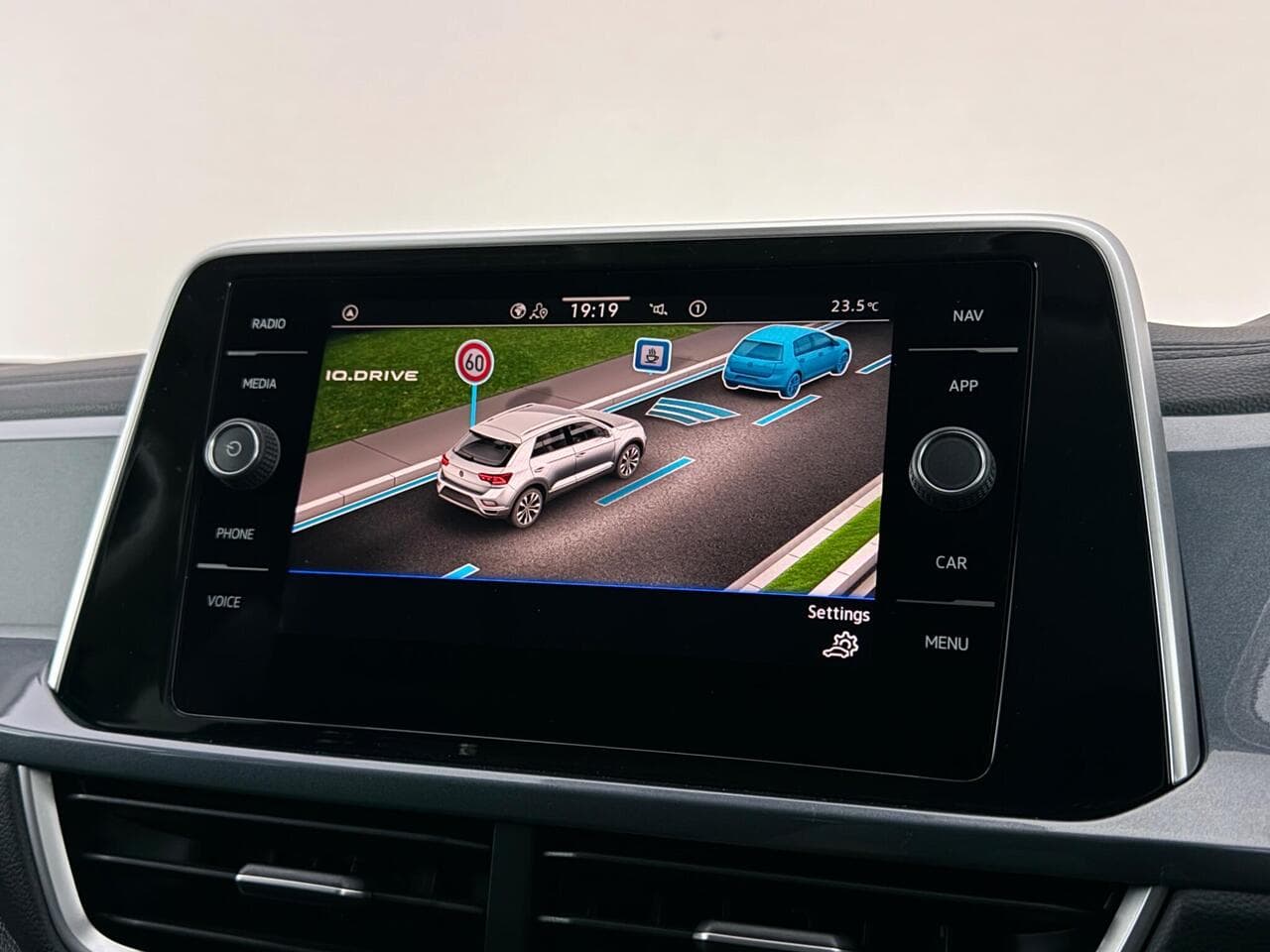 Volkswagen T-Roc thumbnail Infotainment System
