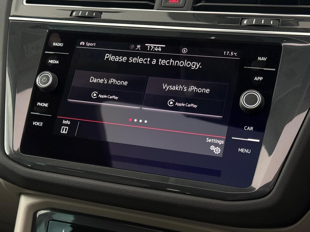 Volkswagen Tiguan thumbnail Infotainment System