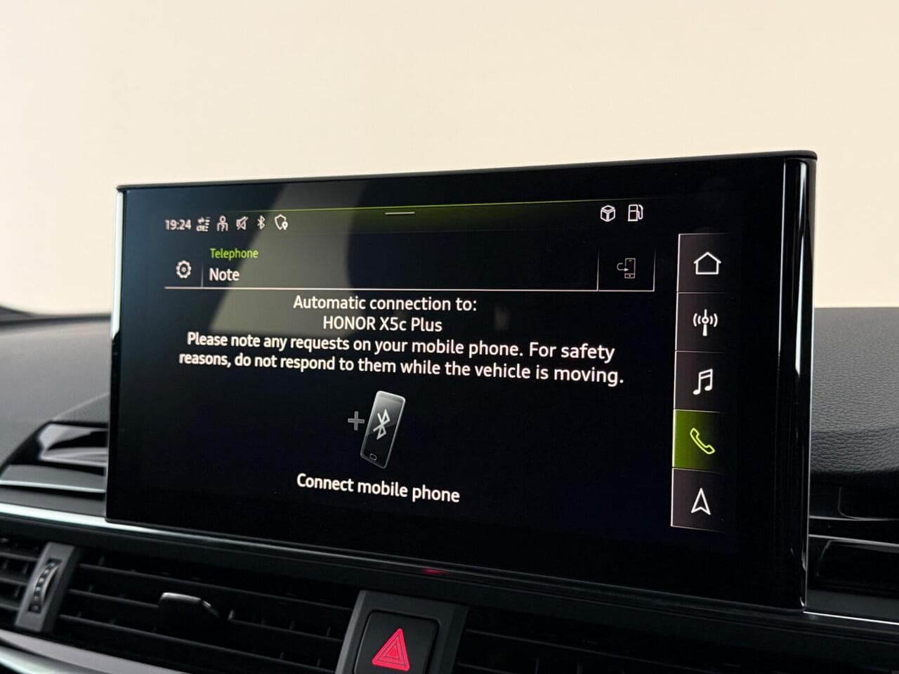 Audi A4 Avant thumbnail Infotainment System