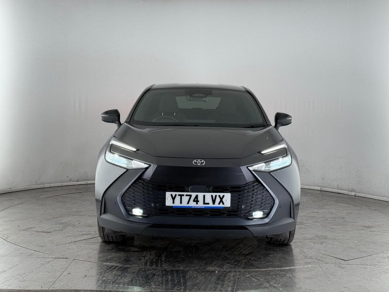 Toyota C-HR thumbnail Front