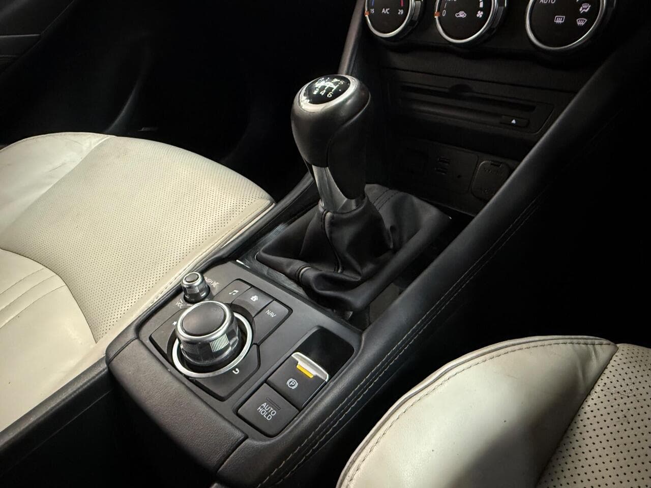 Mazda CX-3 thumbnail Interior Front
