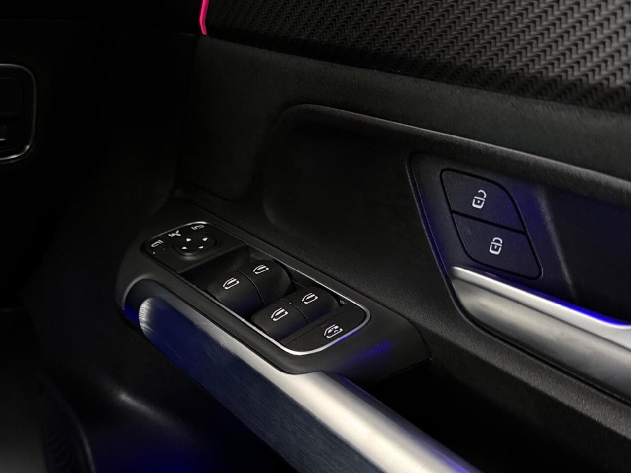 Mercedes-Benz GLB thumbnail Misc Controls
