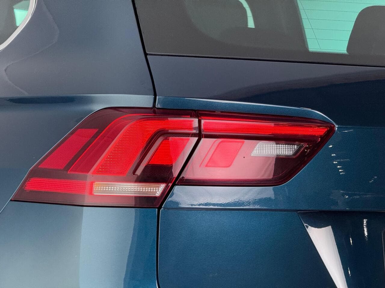 Volkswagen Tiguan thumbnail Lights Rear
