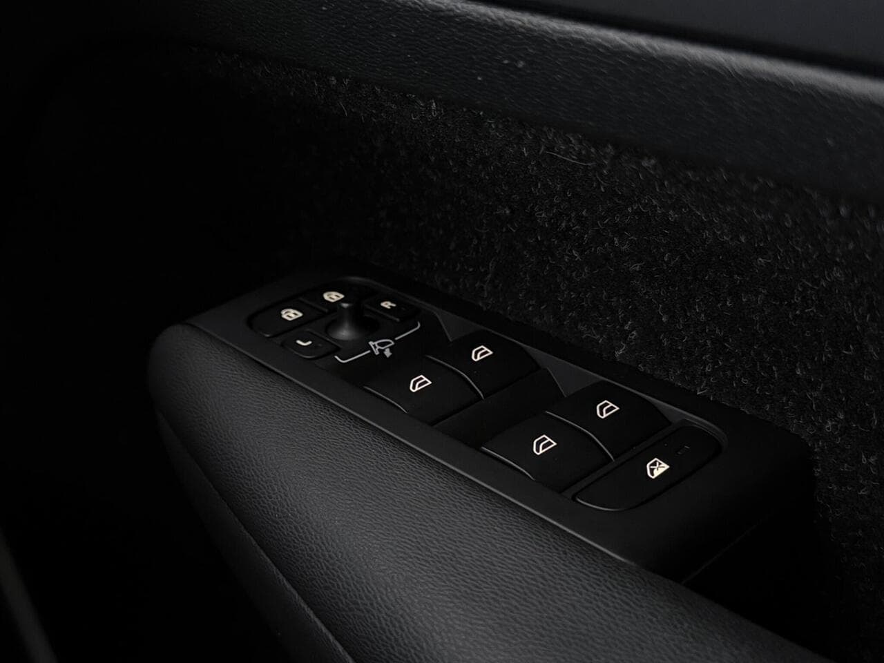 Volvo XC40 thumbnail Misc Controls