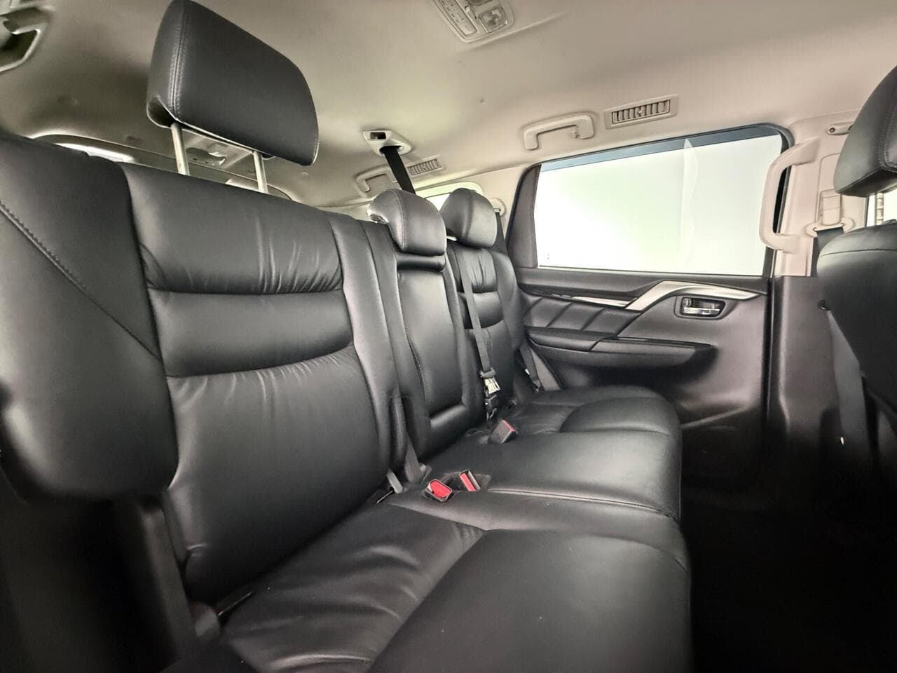 Mitsubishi Shogun Sport thumbnail Seats Rear
