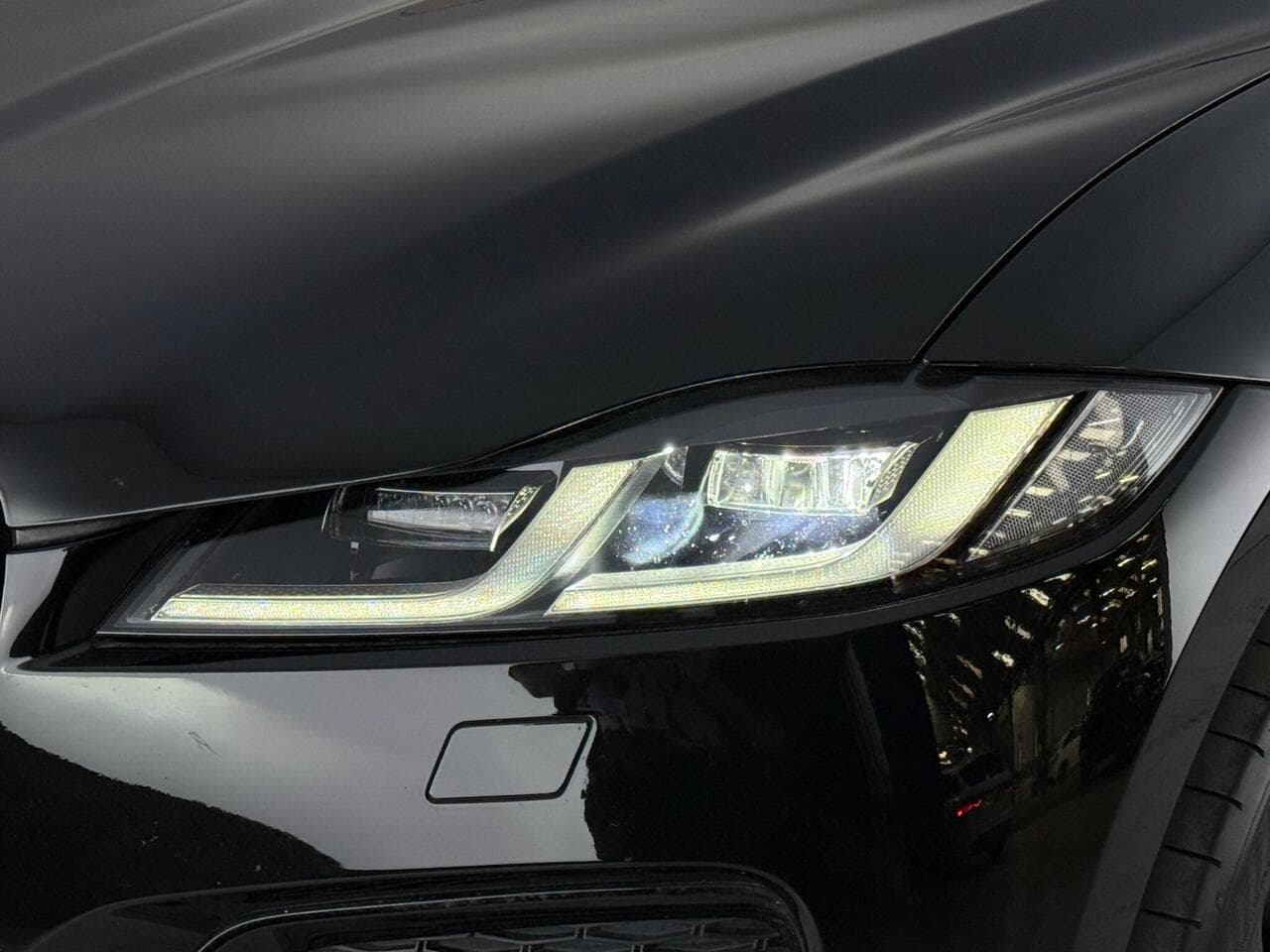 Jaguar F-PACE thumbnail Lights Front