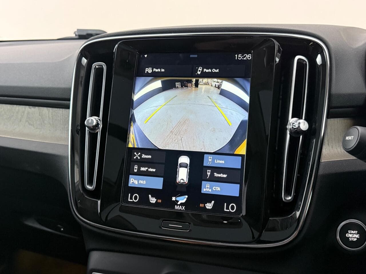 Volvo XC40 thumbnail Infotainment System