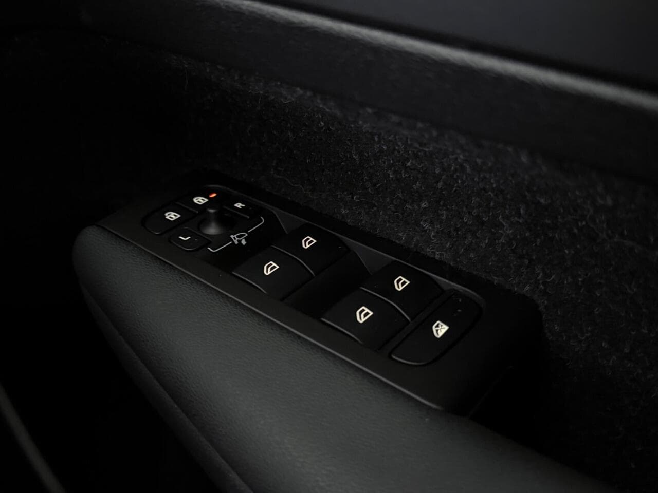 Volvo XC40 thumbnail Misc Controls