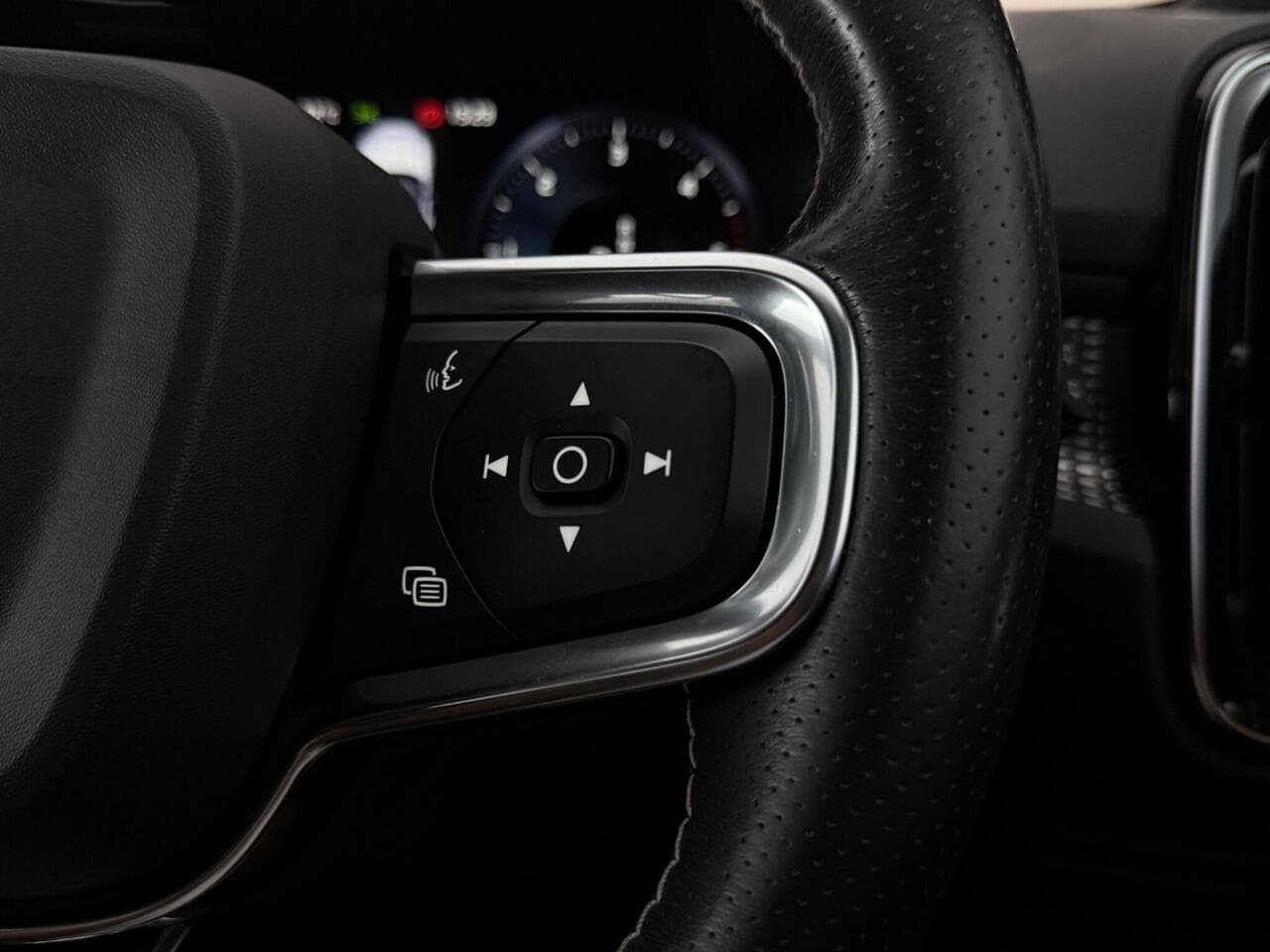 Volvo XC40 thumbnail Misc Controls