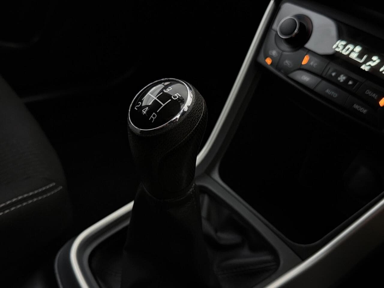 Suzuki SX4 S-Cross thumbnail Interior Front