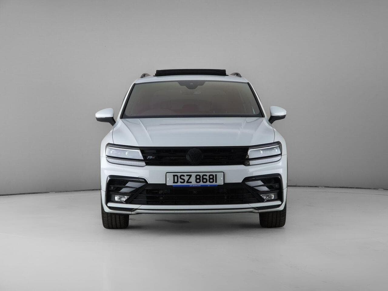 Volkswagen Tiguan thumbnail Front