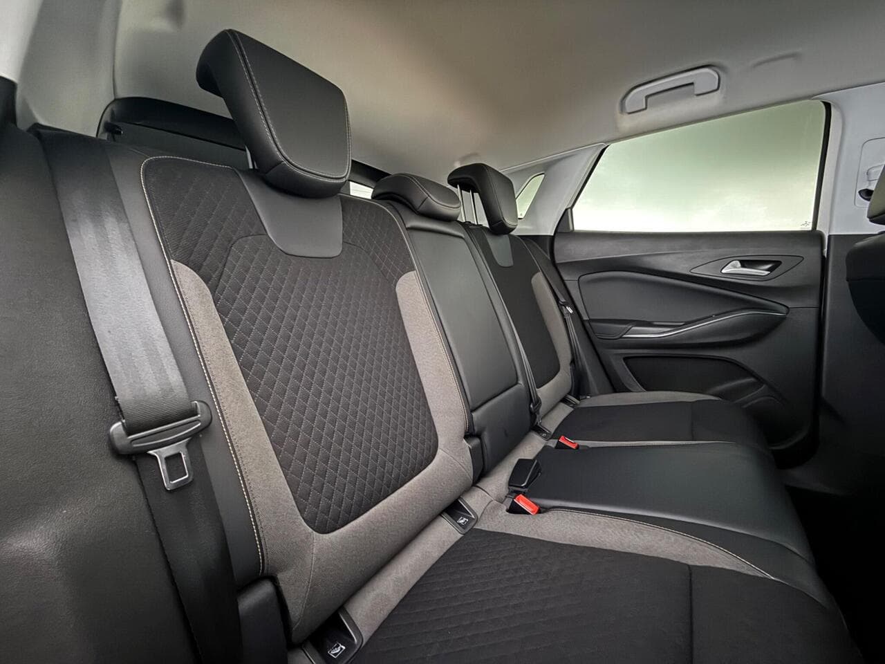 Vauxhall Grandland X thumbnail Seats Rear