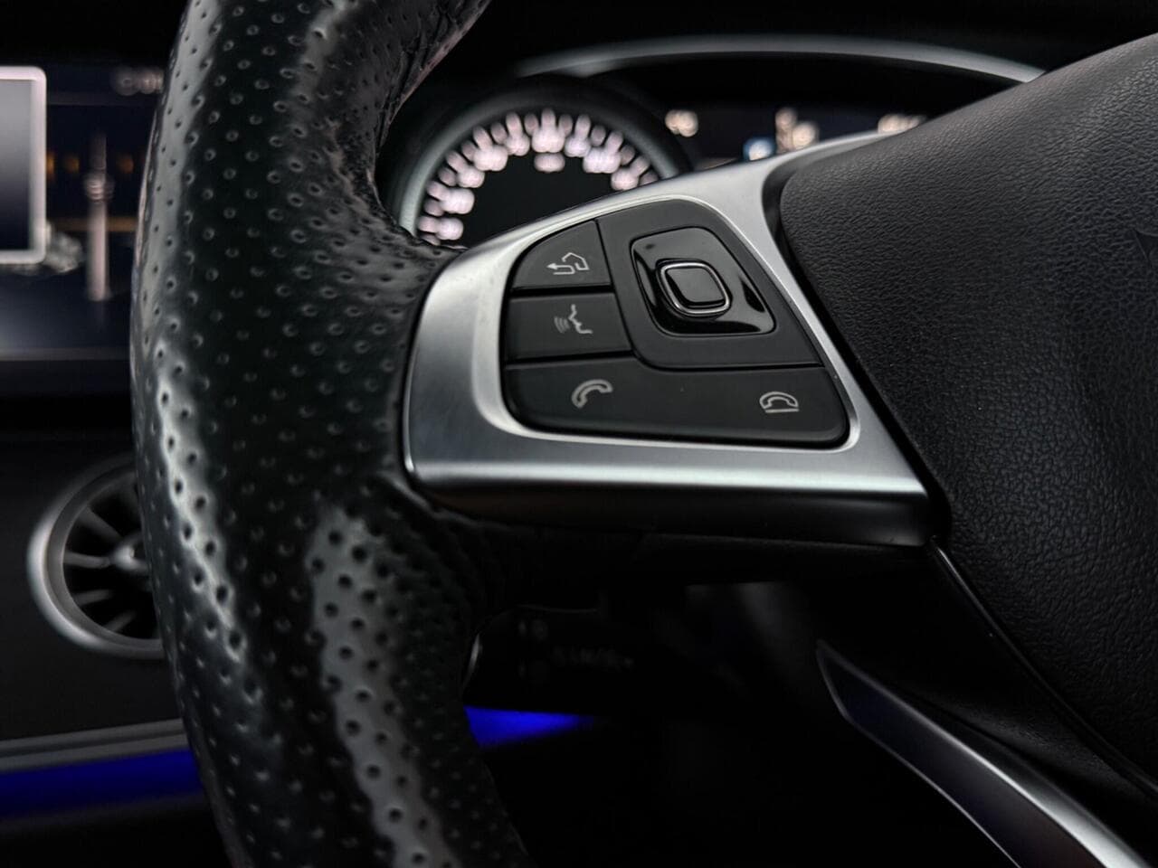Mercedes-Benz E Class thumbnail Misc Controls