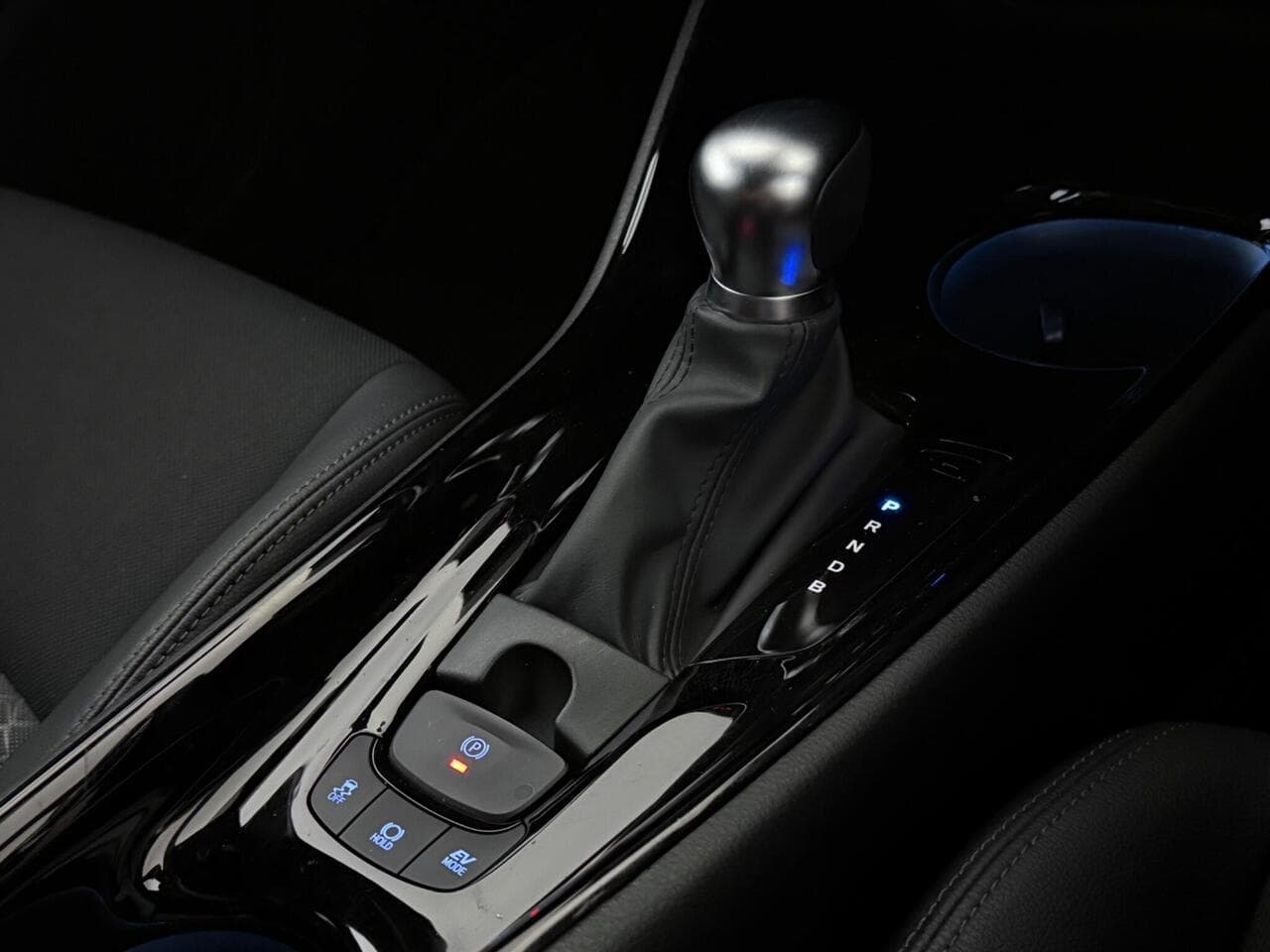 Toyota C-HR thumbnail Interior Front