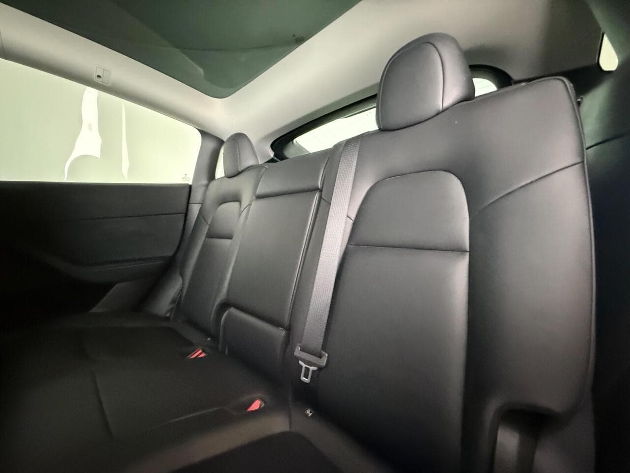 Tesla Model Y thumbnail Seats Rear
