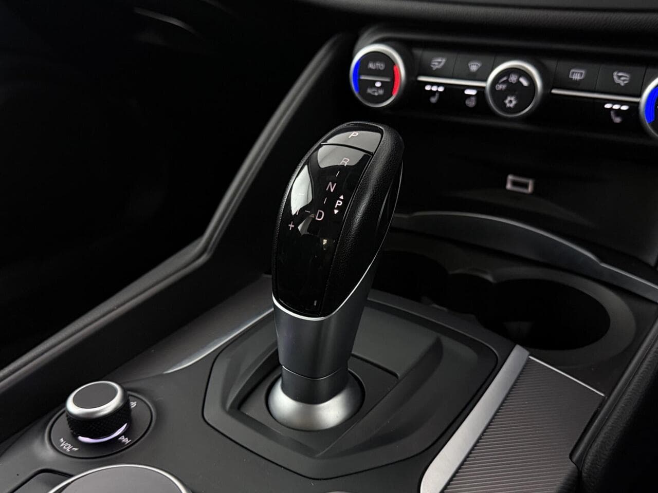 Alfa Romeo Giulia thumbnail Interior Front