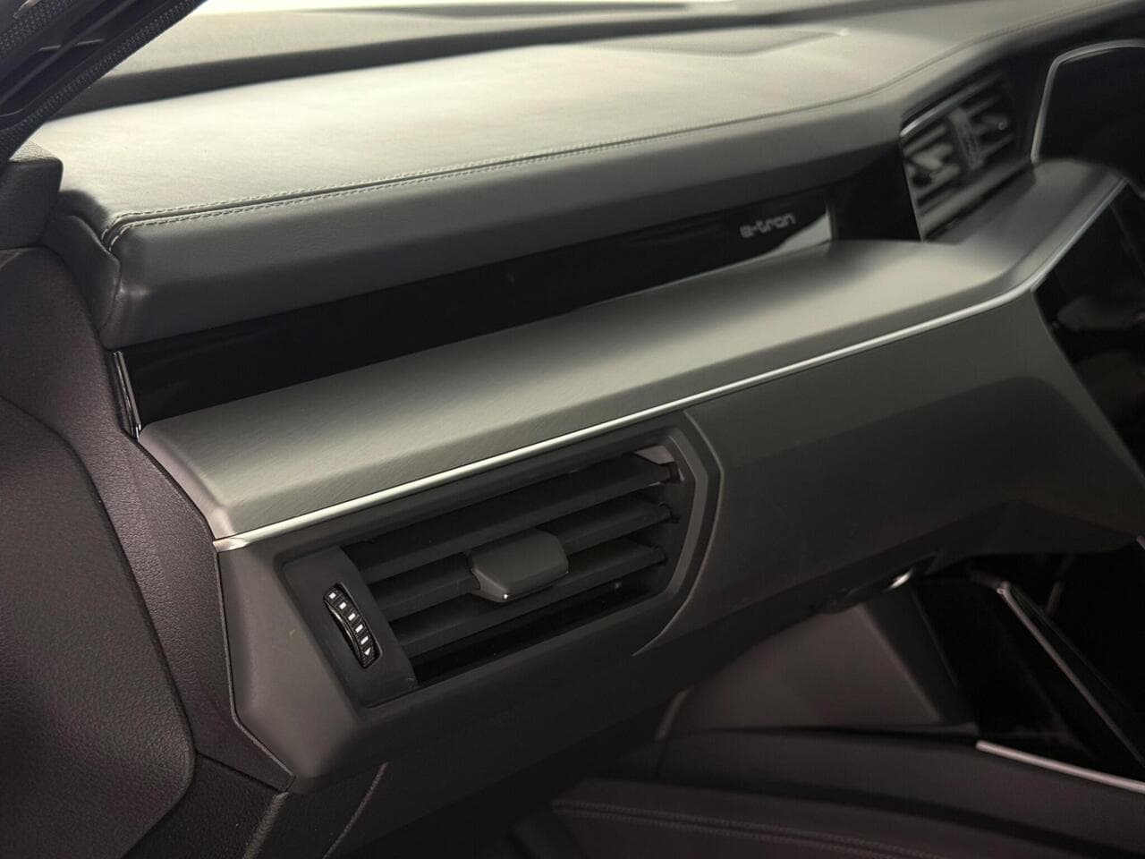 Audi e-tron thumbnail Glove Box