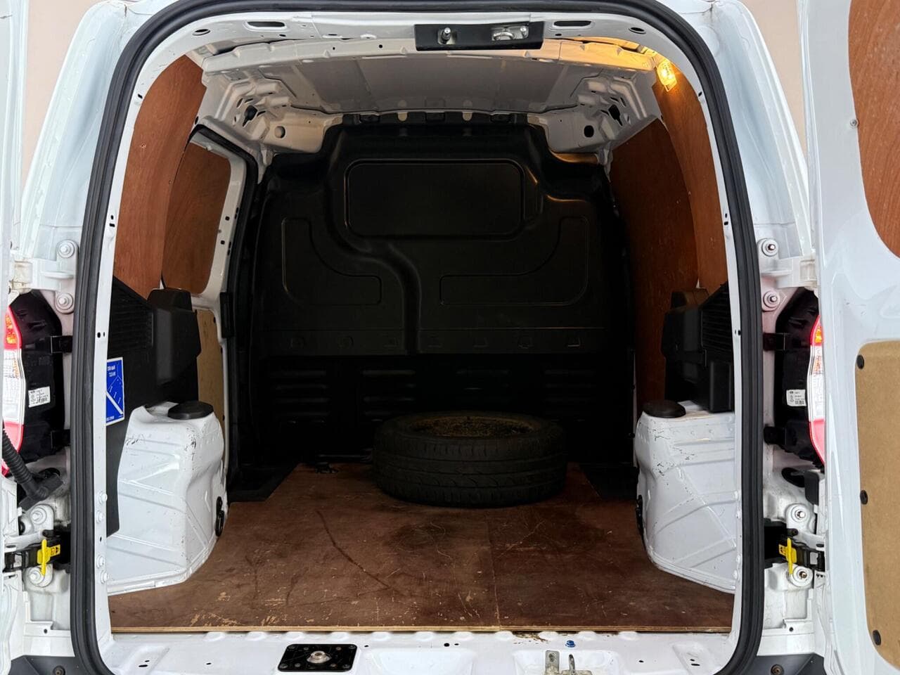 Ford Transit Courier thumbnail Cargo Space