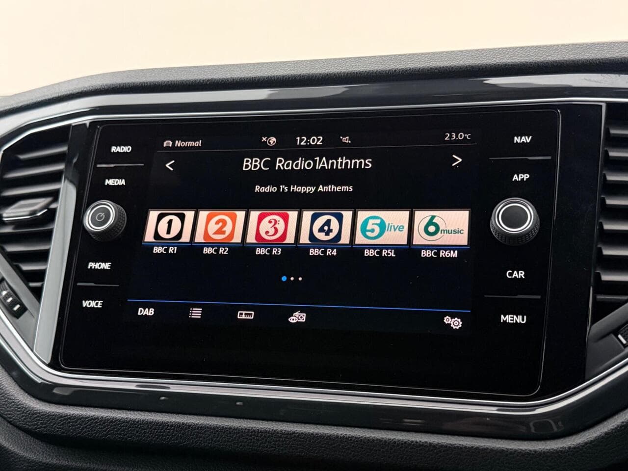 Volkswagen T-Roc thumbnail Infotainment System
