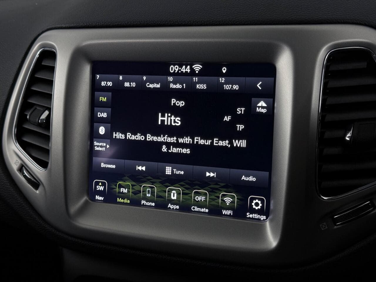 Jeep Compass thumbnail Infotainment System
