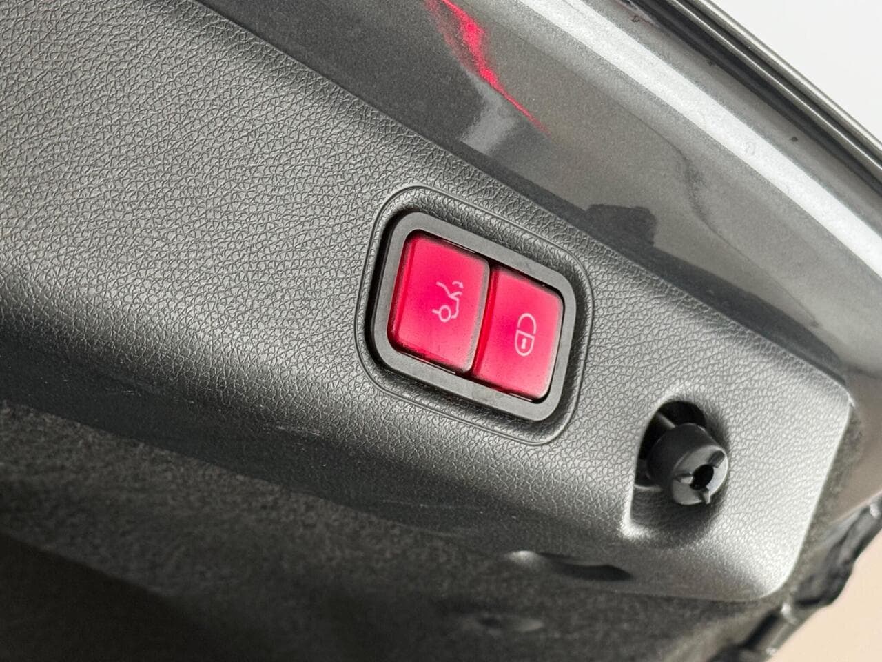 Mercedes-Benz E Class thumbnail Misc Controls
