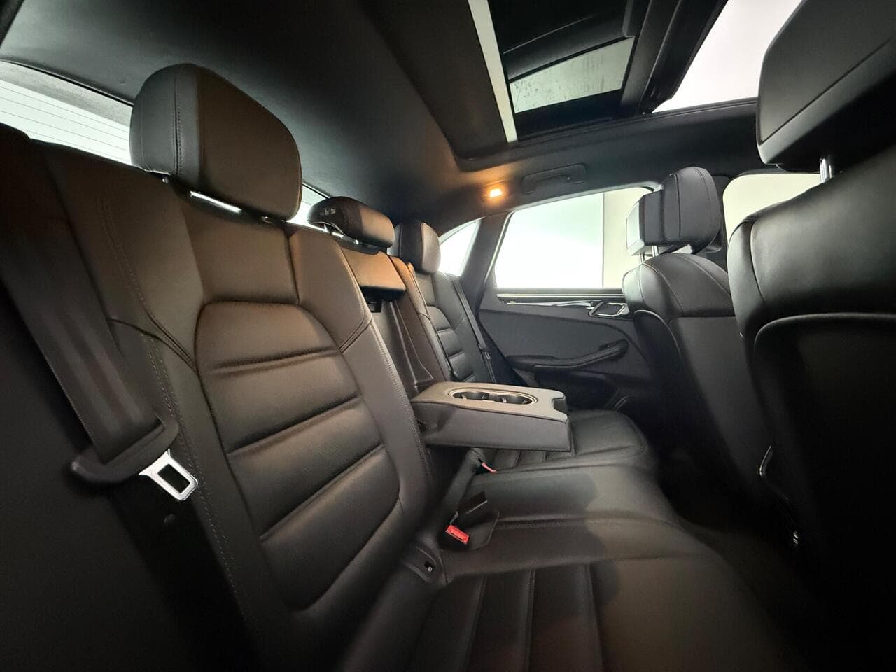 Porsche Macan thumbnail Seats Rear