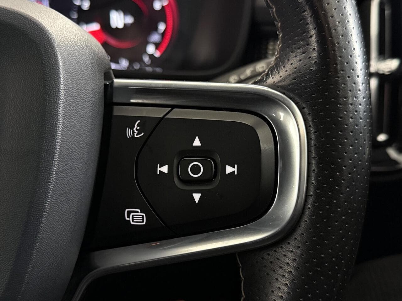Volvo XC40 thumbnail Misc Controls