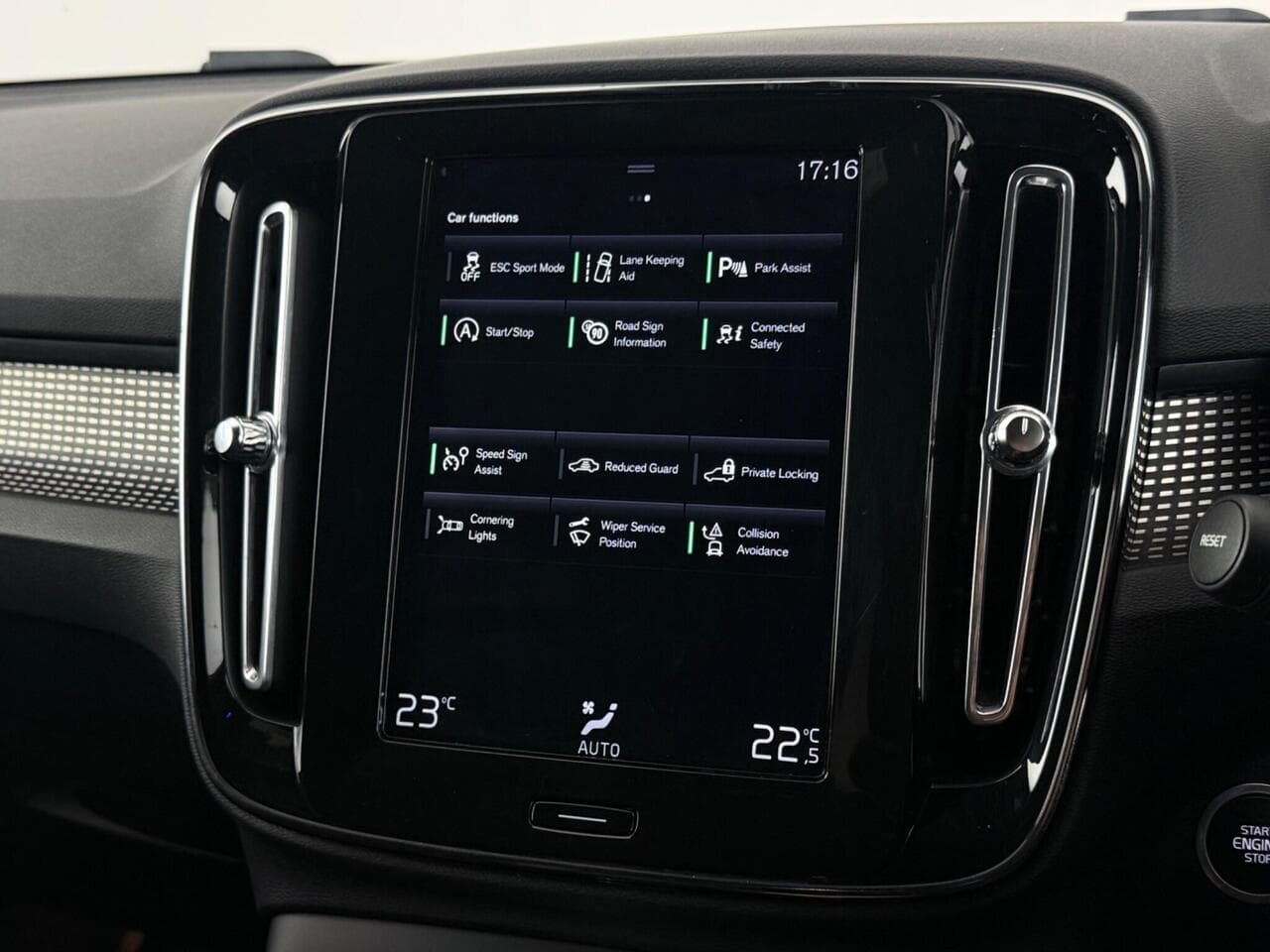 Volvo XC40 thumbnail Infotainment System