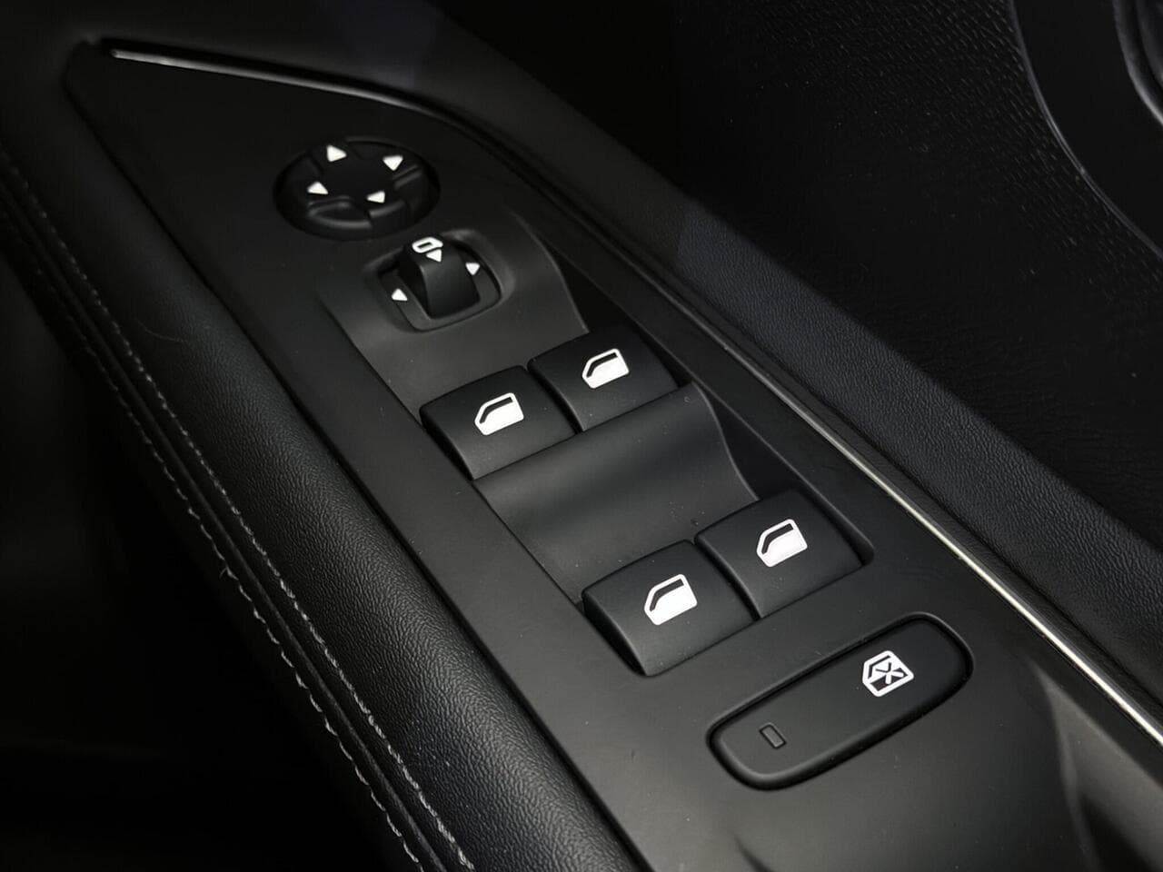 Peugeot 3008 thumbnail Misc Controls