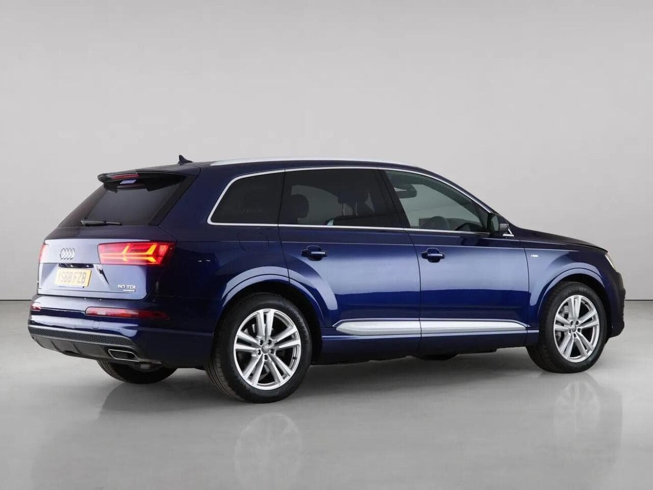 Audi Q7 thumbnail Side Right