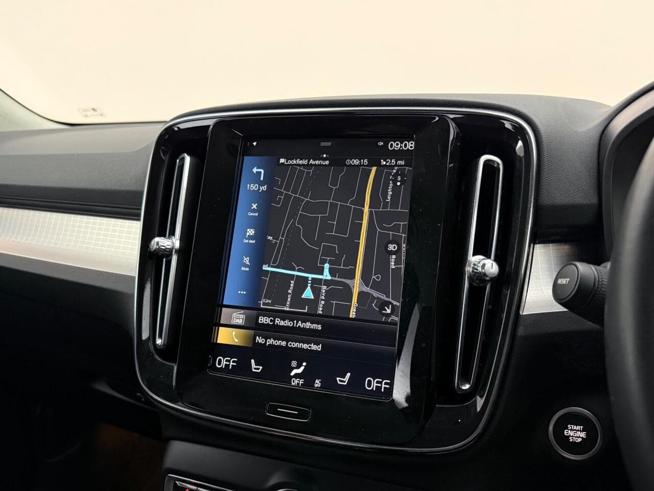 Volvo XC40 thumbnail Infotainment System