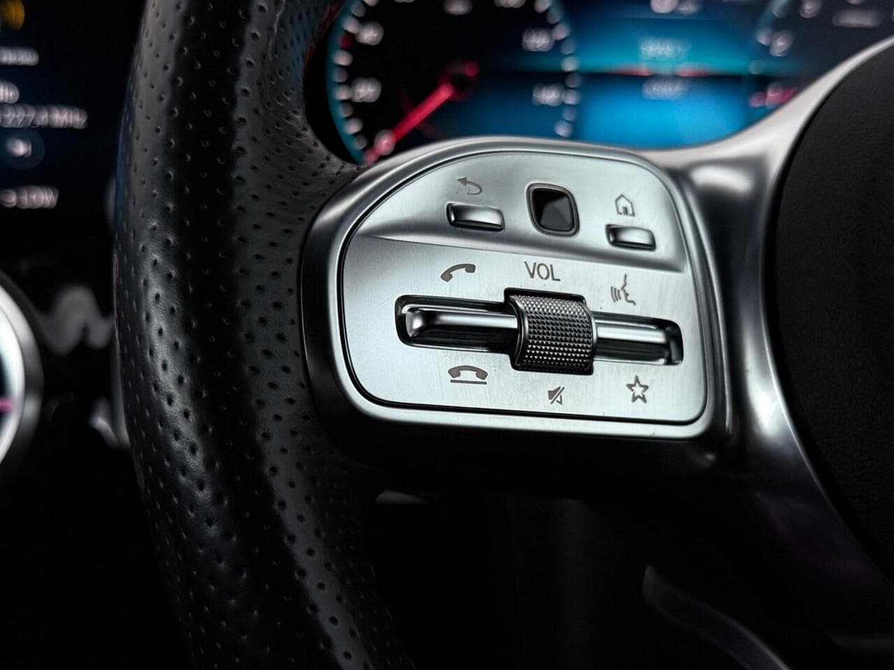 Mercedes-Benz GLA thumbnail Misc Controls