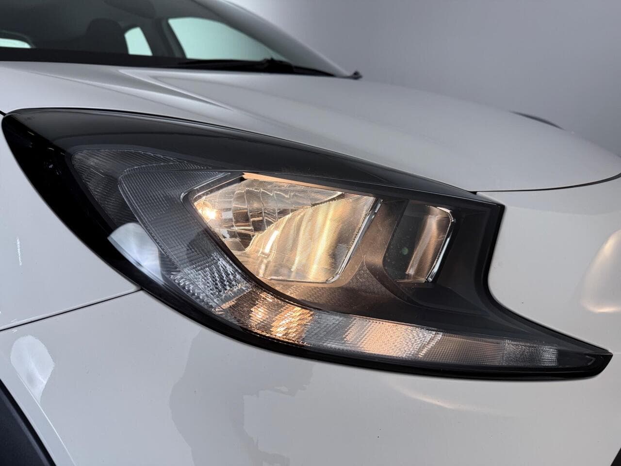 Toyota Aygo X thumbnail Lights Front