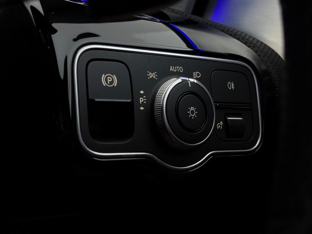 Mercedes-Benz CLA thumbnail Misc Controls
