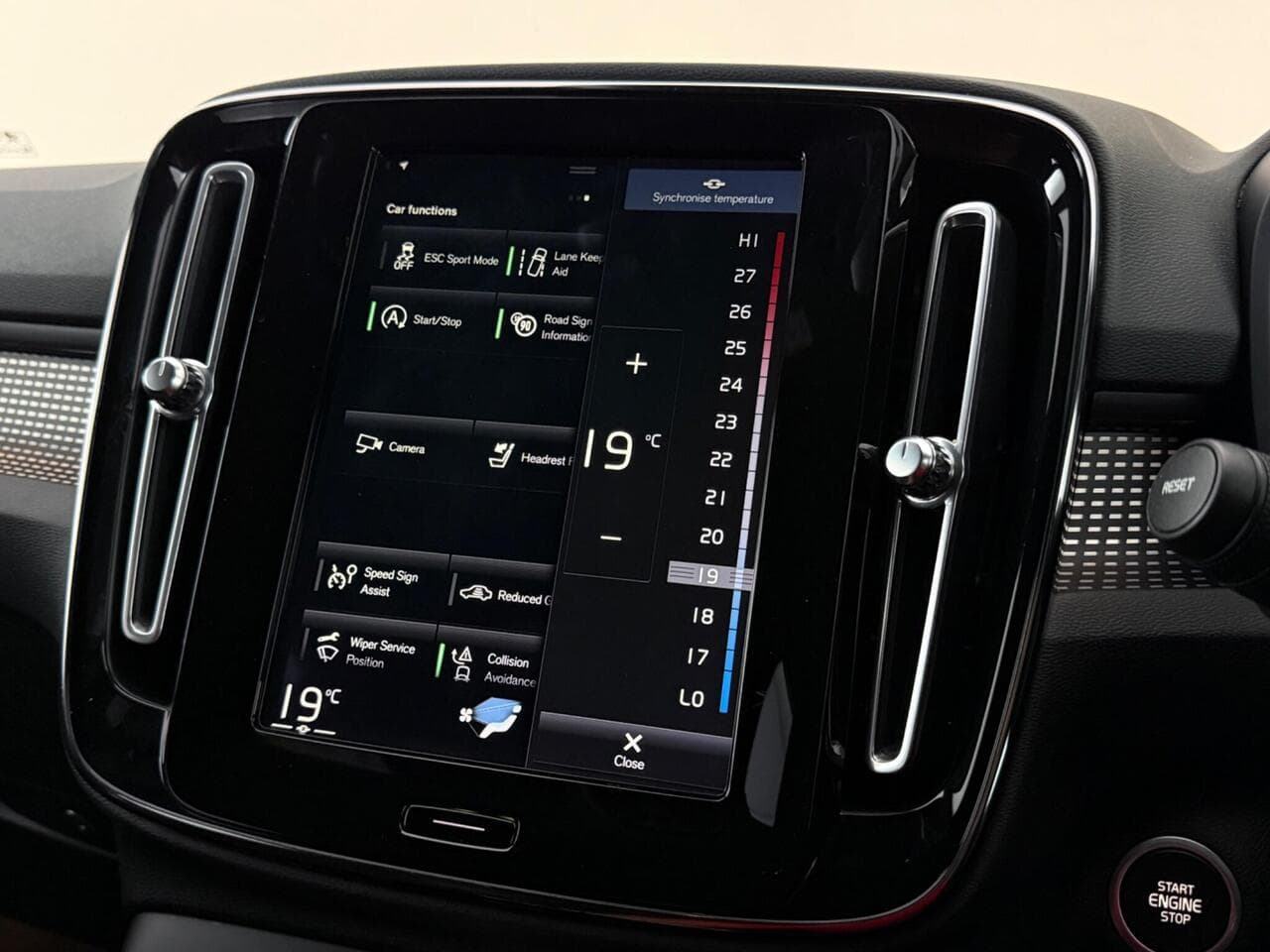 Volvo XC40 thumbnail Infotainment System