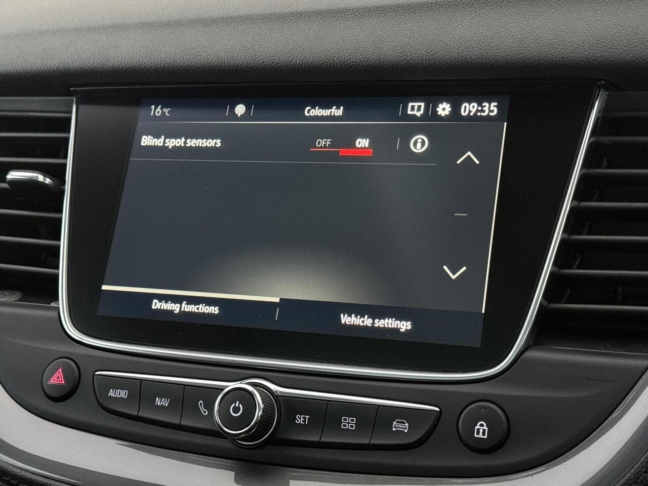 Vauxhall Grandland X thumbnail Infotainment System