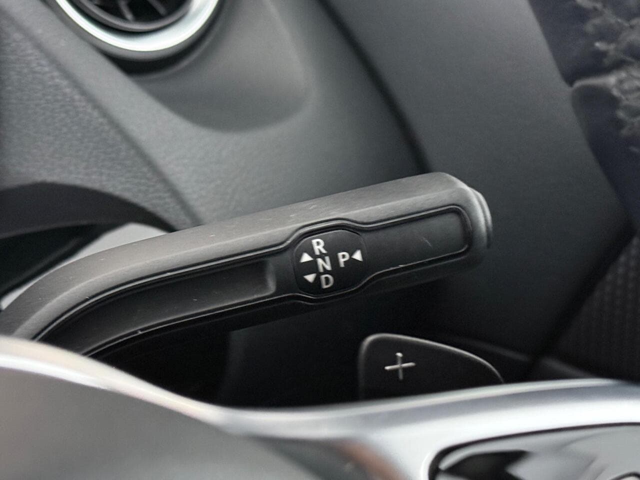 Mercedes-Benz GLA thumbnail Misc Controls