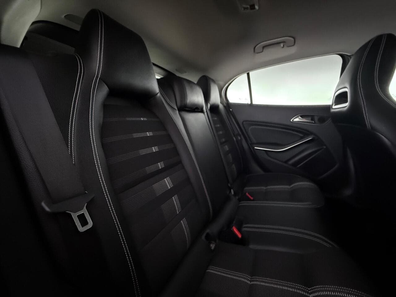 Mercedes-Benz GLA thumbnail Seats Rear