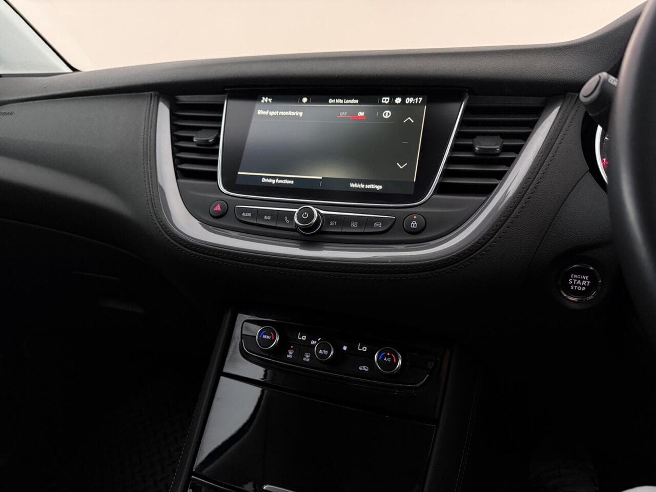 Vauxhall Grandland X thumbnail Infotainment System