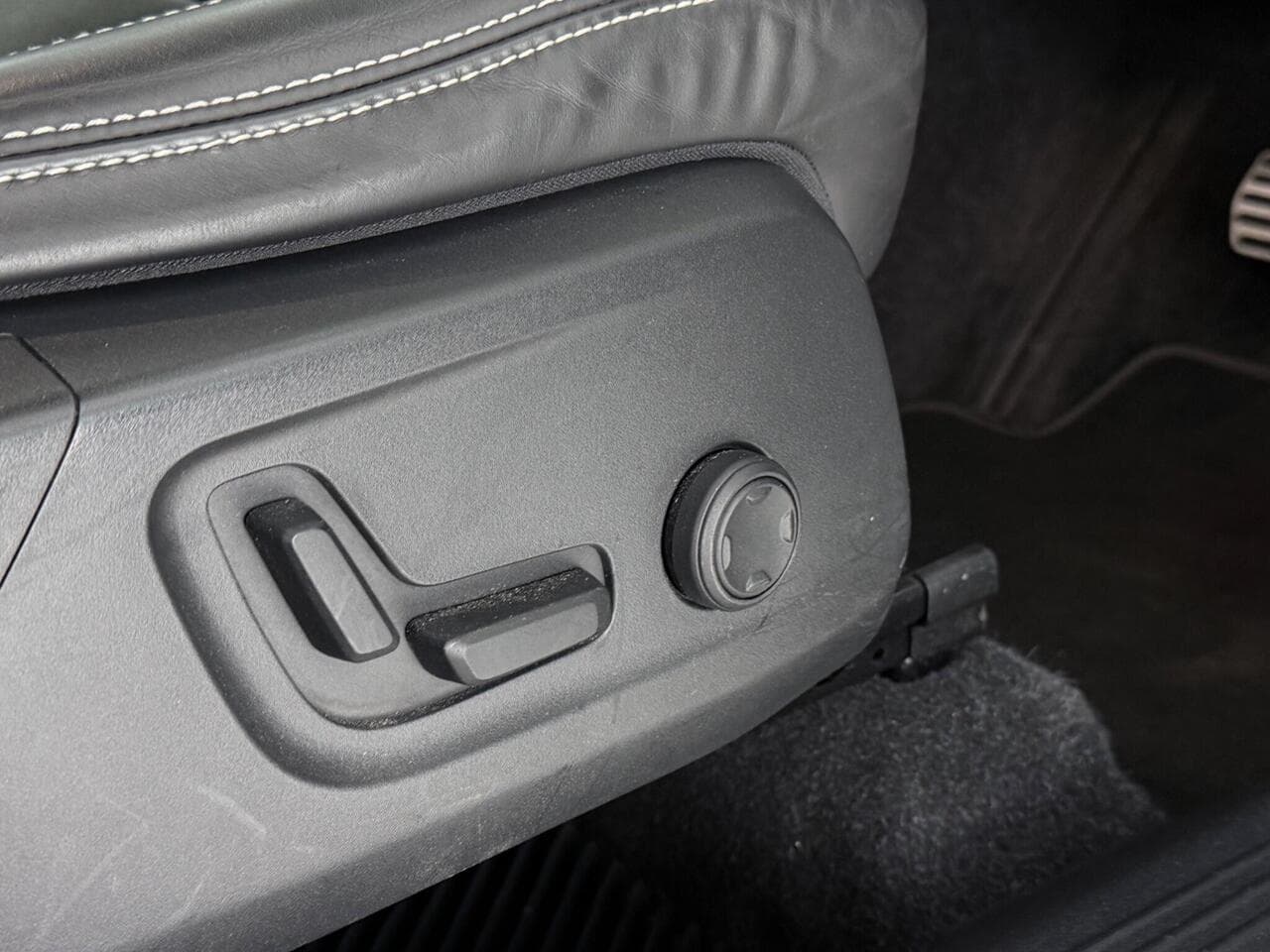 Volvo XC40 thumbnail Misc Controls