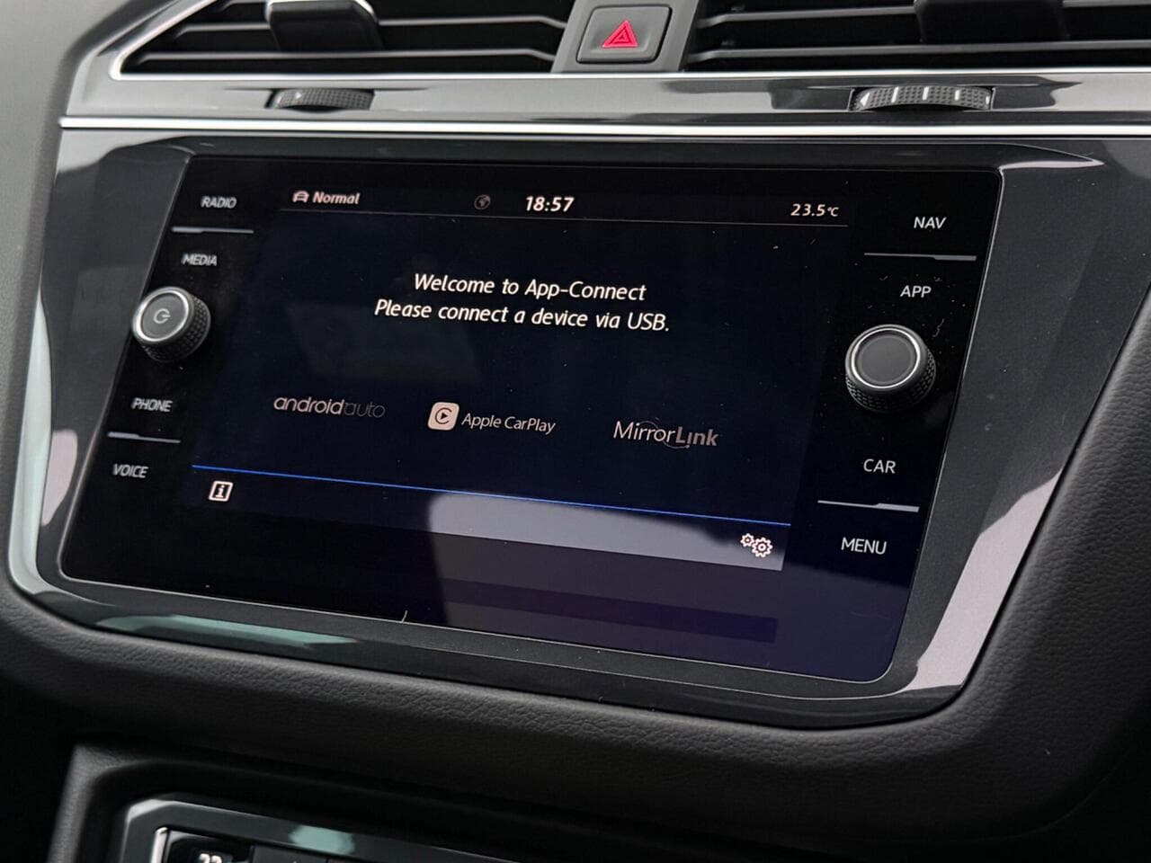 Volkswagen Tiguan thumbnail Infotainment System